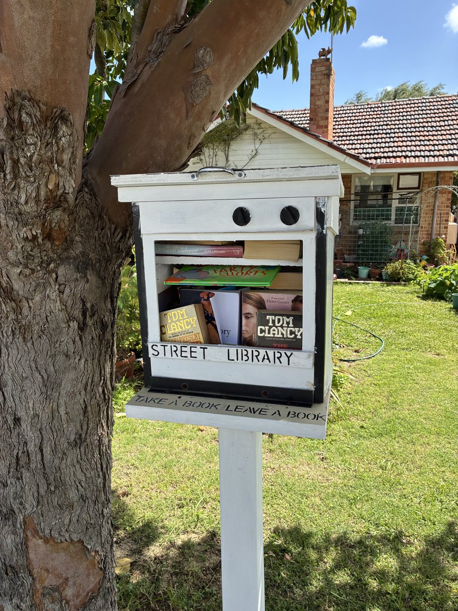 Sociedad muy superior 🇦🇺

Caminas por la calle y te encuentras un buzón con libros. 

¿Único requisito? 

Si te quieres llevar un libro, trae uno tuyo para sustituirlo. 

En España el buzón estaría vacío y los libros en Wallapop 😅