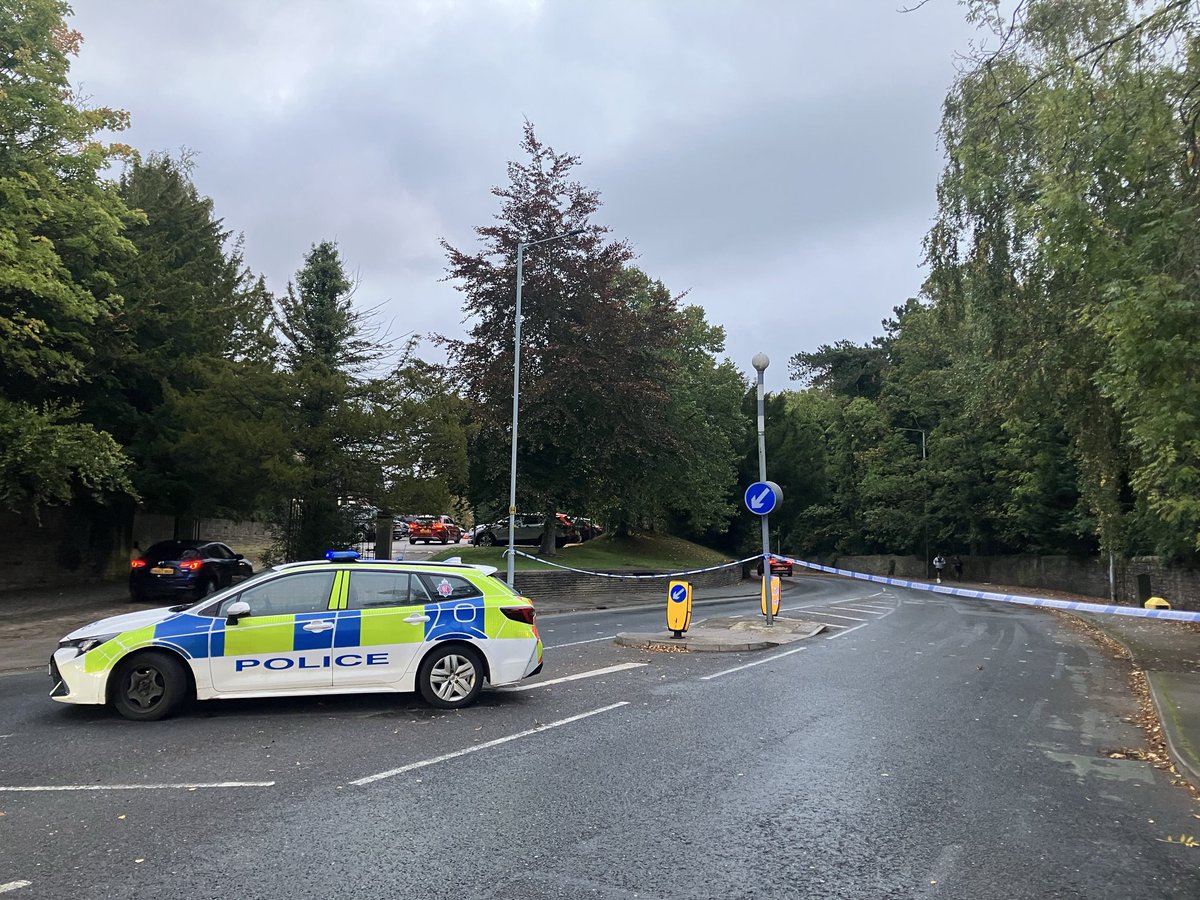 I’m in Cheadle Hulme this morning where a large section of Cheadle Road is currently taped off. It’s shut from the Schools Hill/Wilmslow Road junction down to Farley Court, near the entrance to Bruntwood Park