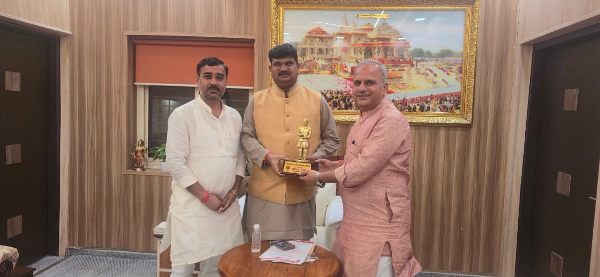 AnilParasharMLA's tweet image. भारतीय जनता पार्टी उत्तर प्रदेश के संगठन महामंत्री, आदरणीय श्री धर्मपाल सिंह जी (भाई साहब) से आत्मीय भेंट की। उनकी सादगी, संगठन के प्रति समर्पण और प्रेरणादायी व्यक्तित्व से प्रेरणा मिली।

@idharampalsingh 

#BJP #UttarPradesh #DharmpalSingh