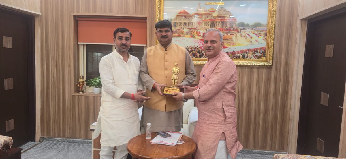 AnilParasharMLA's tweet image. भारतीय जनता पार्टी उत्तर प्रदेश के संगठन महामंत्री, आदरणीय श्री धर्मपाल सिंह जी (भाई साहब) से आत्मीय भेंट की। उनकी सादगी, संगठन के प्रति समर्पण और प्रेरणादायी व्यक्तित्व से प्रेरणा मिली।

@idharampalsingh 

#BJP #UttarPradesh #DharmpalSingh