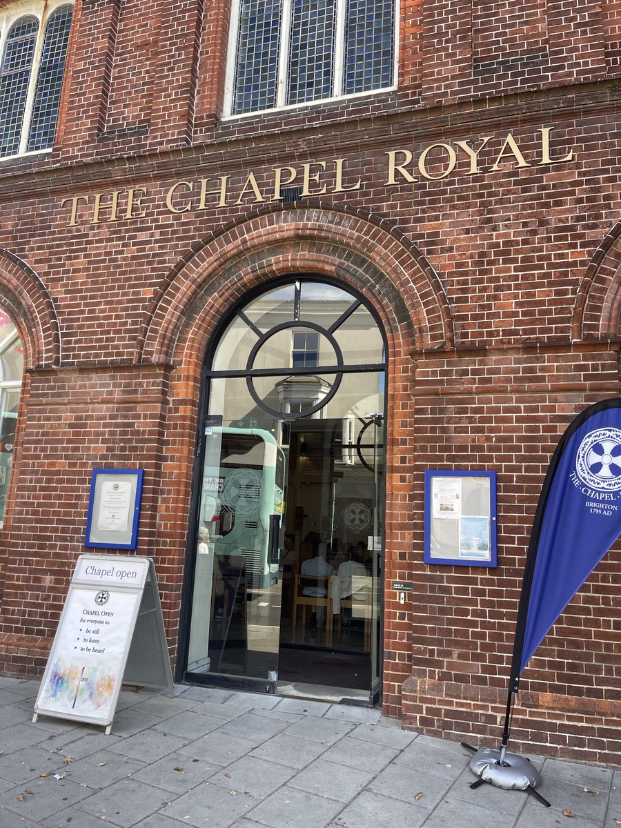 alisonrpalmer's tweet image. Good morning 👋 Happy Wednesday 😊 A contemporary crossover, between a Window &amp;amp; Door in this pic, taken in Brighton #WindowsOnWednesday #DailyDoor #Threshold