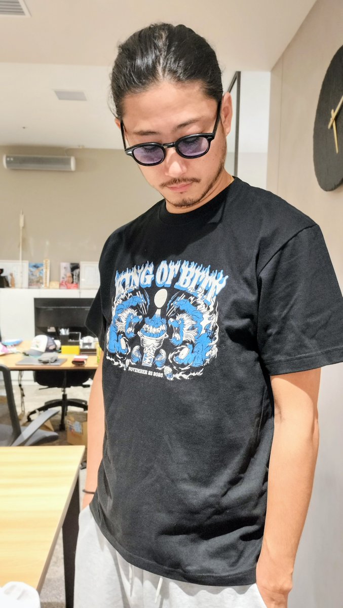 公式じゃないので、匂わせちょっとだけ…

今回のグッズは、アパレルデザイン得意なデザイナーさんに依頼して、男女共に普段遣い出来るかも…！な感じにしていただきました！
めちゃ格好よくないですか？モデルも素敵だし…🤔

今日何とか販売開始したい…この後もう少し頑張ります🔥🐨🔥

#喰王2025秋