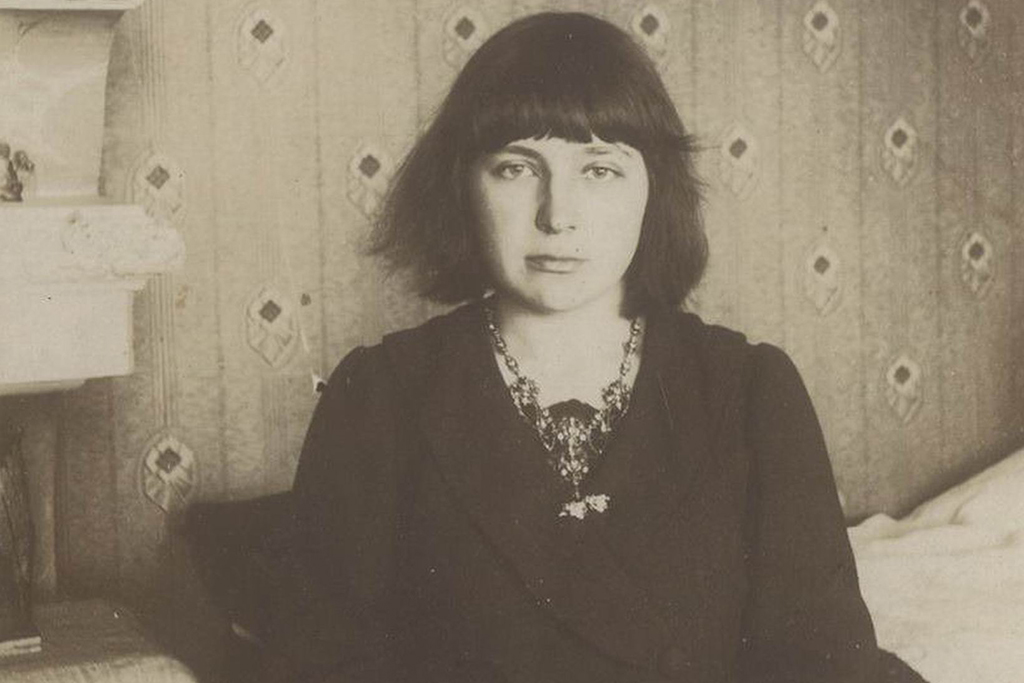 C'è una certa ora - come un peso buttato via:

quando in noi l'arroganza è domata.

Un'ora d'apprendistato, in ogni esistenza

trionfalmente ineluttabile.

- Dal ciclo Il Discepolo

"C'è una certa ora..."

Marina I. Cvetaeva

#MarinaCvetaeva
#8ottobre