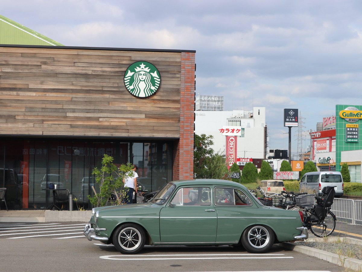 kojika_sampo's tweet image. type 3 を眺めながらコーヒーが飲みたくて、スタバに来ました。
席から車を見れるカフェが他にもあればいいのにな。
#空冷ワーゲン 
#type3
#Volkswagen 
#フォルクスワーゲン