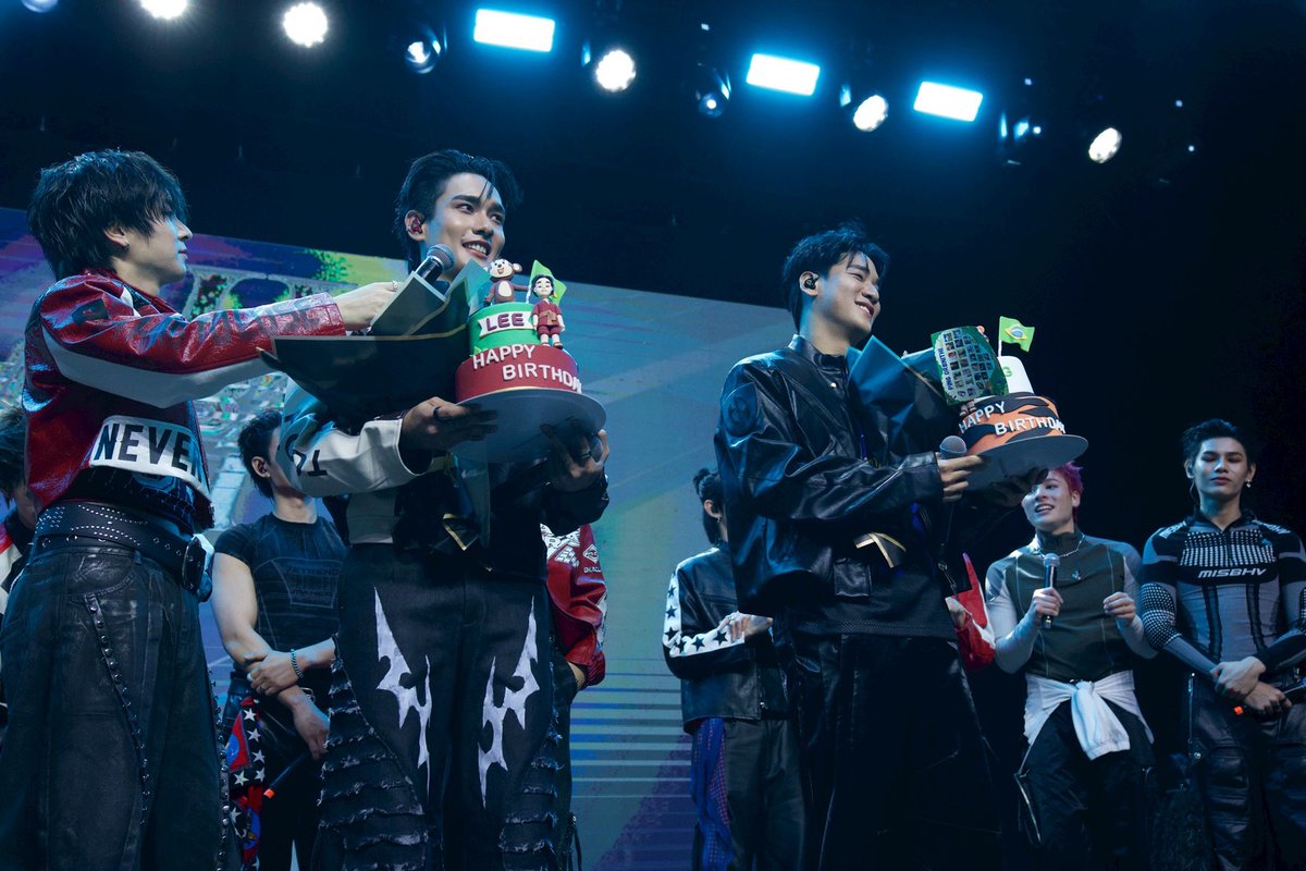 webstarupdate's tweet photo. เฟมัสเกินต้าน !! 13 หนุ่ม PIT BABE ฮอตทะลุข้ามทวีป จัดแฟนมีตยิ่งใหญ่ที่บราซิล ฟีเวอร์ไปทั่วละตินอเมริกา ใน PIT BABE 2 LEVEL UP FAN MEETING IN BRAZIL
#PitBabeTheSeries2 #PitBabeTheSeries #PitBabeLevelUpFMinMaxico #CHANGE2561
คว้าหัวใจอินเตอร์แฟน BRAZIL ไปเต็มๆ สำหรับ 13 หนุ่มนักแสดงนำจาก “PIT BABE THE SERIES 2” ได้แก่ พูห์ กฤติน ,พาเวล นเรศ , สายลับ เหมวิช , ภณ ธนภณ , ปิง โอบนิธิ, นัท ศุภณัฐ, เบนซ์ อัทธ์ธนิน , กาฟิวส์ พันธุ์ธัช , ไมเคิล เกียรติศักดิ์, ท๊อปเทน ศุภกรณ์, ป๊อป ภัทรพล, ลี อัสรี และมิ้ล ณัฐชนน ที่ได้กลับไปสร้างประวัติศาสตร์ครั้งที่สองเดินทางไกลข้ามทวีปไปมอบความสุขท่ามกลางการต้อนรับอย่างอบอุ่นจากแฟนคลับชาวลาตินที่ประเทศบราซิล จัดครบทุกโมเมนต์แห่งความฟิน จัดเต็มเอนเนอร์จี้แบบไม่มีแผ่ว มีทั้งรอยยิ้ม เสียงหัวเราะและน้ำตาของทั้งแฟนคลับและศิลปิน ทำให้ #PitBabeLevelUpFMinBrazil พุ่งขึ้นติดเทรนด์ (x) Thailand อันดับ 3 อย่างสุดประทับใจกับงาน PIT BABE 2 LEVEL UP FAN MEETING IN BRAZIL เมื่อวันที่ 5 ตุลาคมที่ผ่านมา ณ สถานที่จัดงาน Terra SP โดย CHANGE2561จับมือร่วมกับ Highwaystar ซึ่งอินเตอร์แฟน BRAZIL นับพันคนต่างพร้อมใจกันมาร่วมต้อนรับ 13 หนุ่ม PIT BABE ด้วยความอบอุ่นและเต็มเปี่ยมด้วยพลังบวก บางคนเดินทางไกลหลายร้อยกิโลเมตรเพื่อมาร่วมเป็นส่วนหนึ่งของค่ำคืนแห่งความทรงจำ
โดยบรรยากาศหน้างาน PIT BABE 2 LEVEL UP FAN MEETING IN BRAZIL เหล่าอินเตอร์แฟนได้จัดบู๊ทเพื่อเป็นกำลังใจให้เมนตัวเองกันอย่างจัดเต็ม พร้อมกับมอบเสื้อฟุตบอลสีน้ำเงินสกรีนเลขวันเกิดและชื่อของ 13 หนุ่ม PIT BABE ไว้ด้านหลังเพื่อเป็นของขวัญที่ระลึกอย่างสุดประทับใจ เริ่มต้นสตาร์ททั้ง 13 หนุ่ม ก็ปาโมเมนต์ความสนุกกันแบบนันสต็อปเอ็นจอยตั้งแต่วินาทีแรกกับการโชว์เพลง Level Up พร้อมสเต็ปแดนซ์สุดเร้าใจเรียกเสียงกรี๊ดสนั่นฮอลล์ ความสนุกพุ่งต่อกับ 4 หนุ่ม ขาแดนซ์ ภณ - กาฟิวส์ – ท๊อปเทน - ป็อป ได้ปล่อยพลังล้นทำเอาเวทีแทบลุกเป็นไฟกับสเต็ปขั้นเทพพาทุกคนมามันส์สุดเหวี่ยงกับ "จะ CRAZY (CRAZY OVER YOU)" ก่อนส่งไมค์ให้ สายลับ-ภณ อัปเลเวลความหวานต่อแบบรัวๆในเพลง No Hero จากนั้นยกเวทีให้ พูห์ – พาเวล โชว์ซีนหวานร้องเพลงคู่ในเพลง “เอาอยู่” ละมุนหัวใจ พร้อมปล่อยพลังเอนเนอจี้จัดเต็มทุกเกมบนเวทีที่ได้รับโจทย์
แม้ว่า 13 หนุ่ม “PIT BABE” จะยังไม่อยากโบกมือร่ำลา แต่บรรยากาศแฟนมีตติ้งในบราซิลก็ได้เดินทางมาถึงช่วง “Last Chapter” ที่เต็มไปด้วยความรักและความทรงจำสุดพิเศษ เมื่อเหล่าอินเตอร์แฟนบราซิลพร้อมใจกันทำวิดีโอโปรเจกต์ พร้อมเซอร์ไพรส์ด้วยการแสดง Samba ศิลปะการเต้นรำอันเป็นเอกลักษณ์ของบราซิล ทำเอาหนุ่มๆทั้ง 13 คนลุกขึ้นเต้นตามอย่างสนุกสนาน ความอบอุ่นยังคงต่อเนื่องเมื่อแฟนๆ ก่อนแฟนๆ จะยกเค้กมาเซอร์ไพรส์วันเกิดล่วงหน้าให้กับ “ปิง โอบนิธิ” ที่มีวันคล้ายวันเกิดในเดือนตุลาคมนี้ ด้านหนุ่มๆ “PIT BABE” ก็ได้มอบเพลง กอดที ที่สื่อถึงมิตรภาพและความผูกพันอันแน่นแฟ้นกับแฟนๆ ทุกคน ปิดท้ายด้วยช่วงเวลา FAN BENEFIT และถ่ายรูปร่วมกัน เรียกว่าทุกโมเมนต์ต่างเต็มไปด้วยความสุขล้นหัวใจเก็บเกี่ยวรอยยิ้ม ความรัก และความทรงจำที่ทุกคนจะไม่มีวันลืม
ภาพเพิ่มเติม>>> https://t.co/INmienkEet