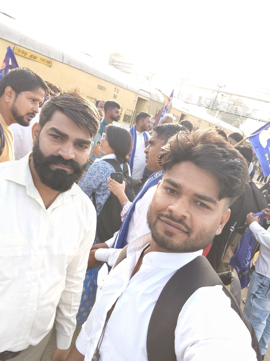VipinKu37334573's tweet photo. दादा कह गए नाती से
लखनऊ चलवा हाथी से 🐘
#i_❤_बसपा
#9_अक्टूबर_चलो_लखनऊ https://t.co/X1RJcy2Tx4