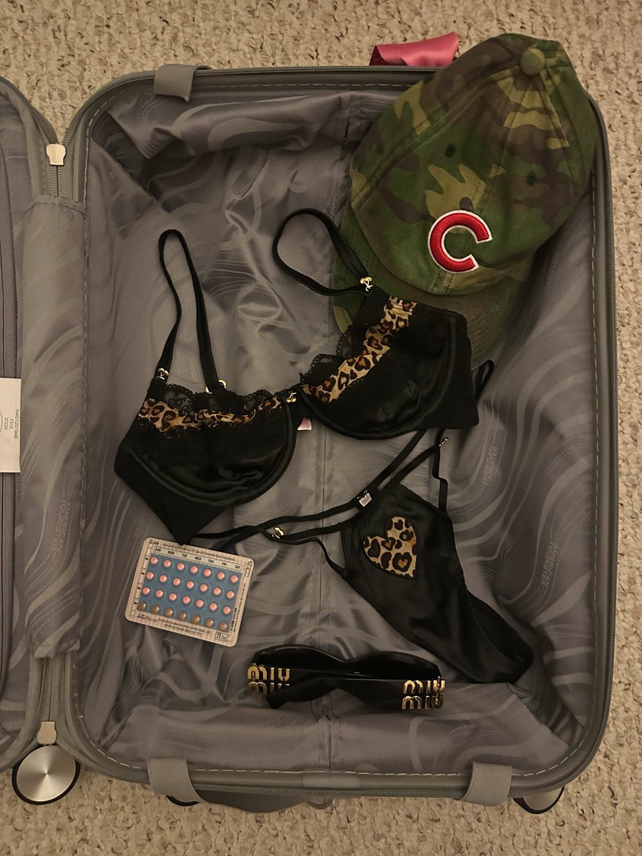 down444mars's tweet image. Just the essentials ♡