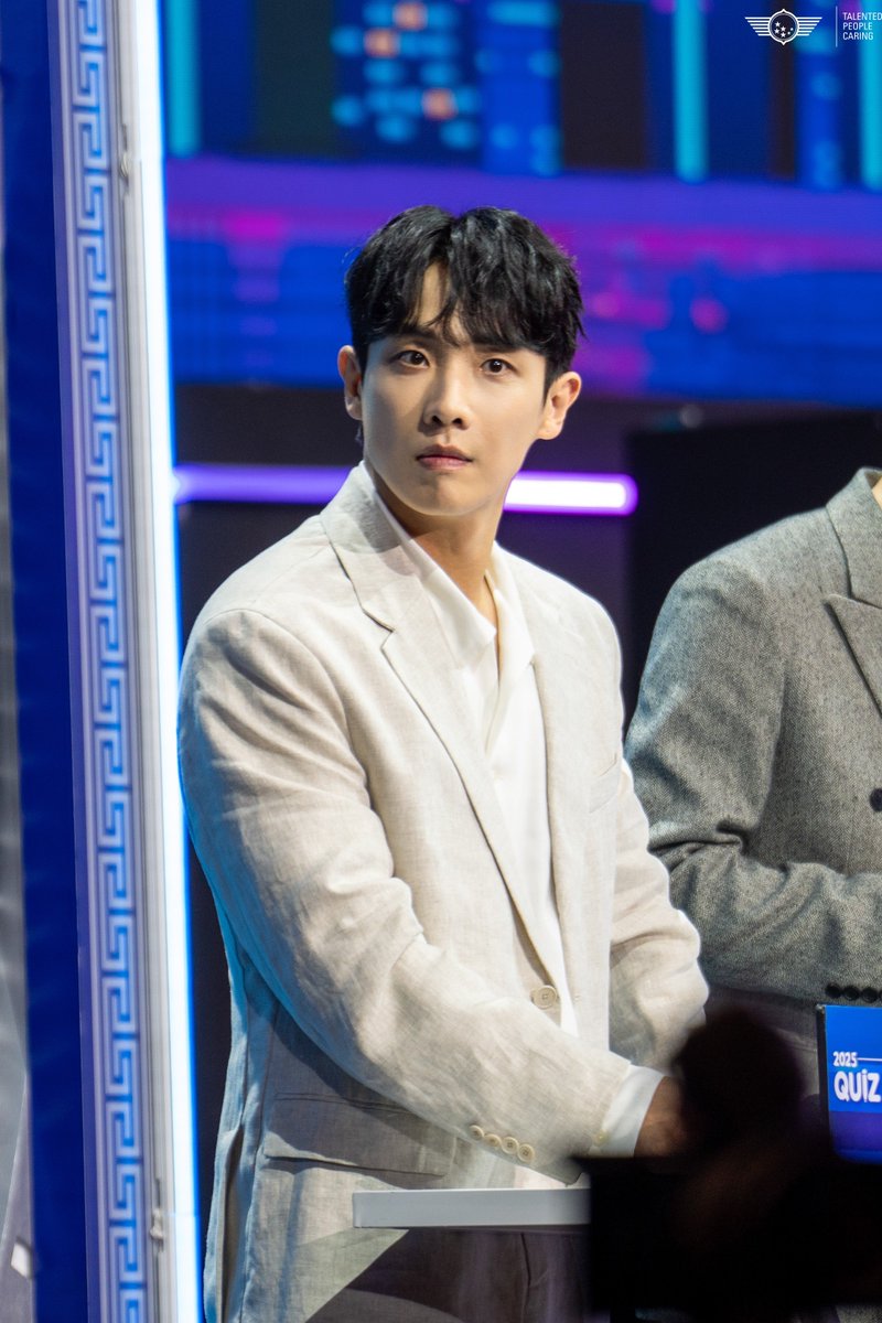 PrainTPC's tweet image. [이준]

오늘 밤 10시 20분! 

KBS 1TV &amp;lt;2025 퀴즈 온 코리아&amp;gt;
MC 이준 배우의 활약을 기대해 주세요 ❗️

#이준 #LeeJoon 
#KBS #KBS1TV #2025퀴즈온코리아