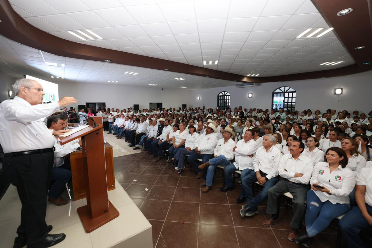#Arteaga va #PaDelante con fuerza y unidad.
El PRI renovó su dirigencia municipal:
Laura Estela Valdés, Presidenta
Filiberto Urbina, Secretario Gral.
Con el respaldo del <a href="/PRICoahuila/">PRI COAHUILA</a> y la militancia firme, el PRI de Arteaga está más fuerte que nunca. 
#AquíCumplimos