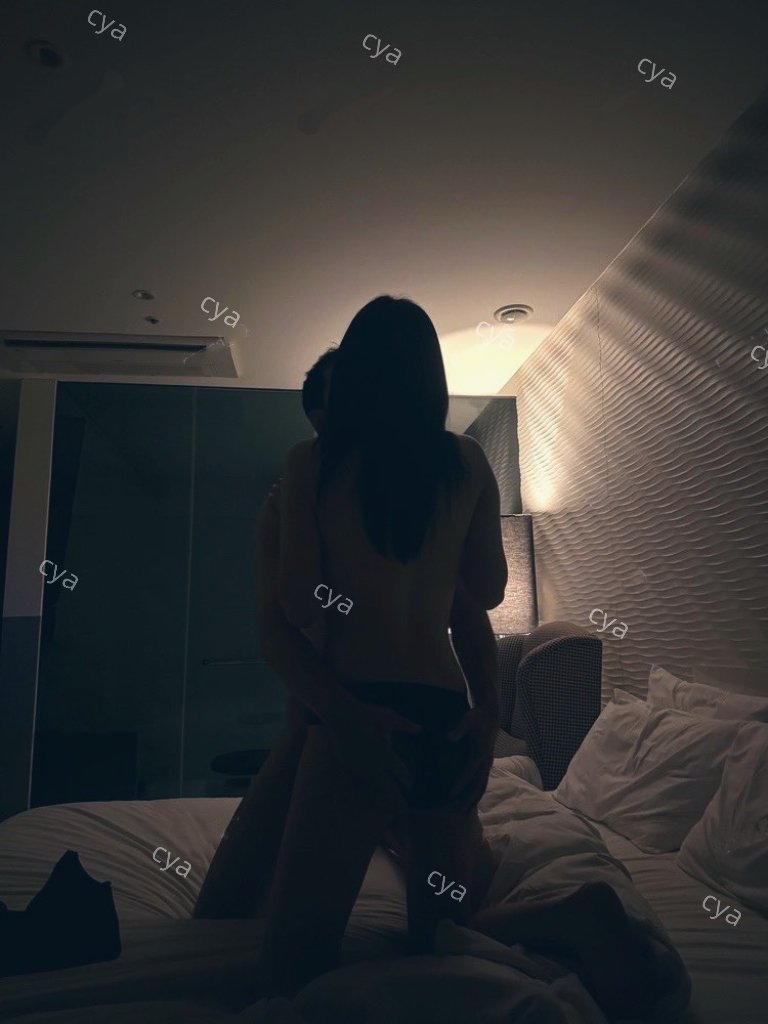 老公拍的，他说很有情绪大片的感觉😓 https://t.co/7m323BvwRR
