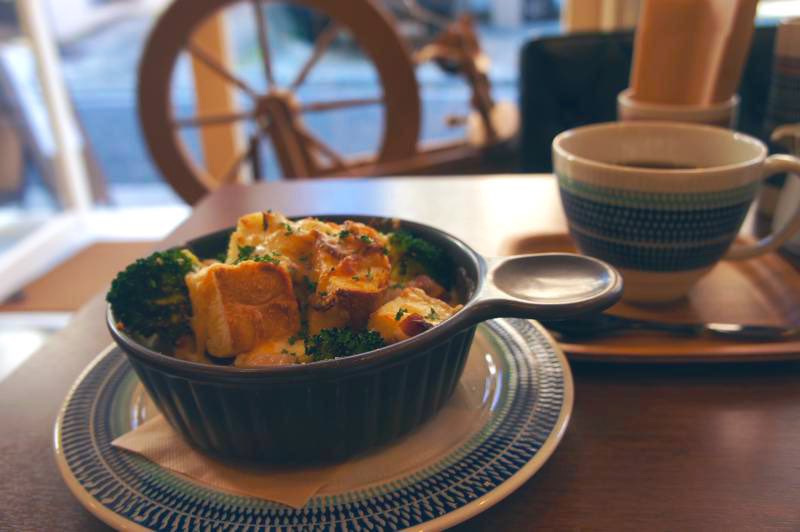 おはようございます。10/8水曜日11:30オープンです。台風が近づいているようですが、今日はとても過ごしやすそうなお天気、お出かけ日和です。本日は通常通り18時L.Oで営業です。ランチは小上がり両方空いております。お取り置きはお早めにご連絡を！閉店前は小上がりご予約頂いております。何卒！