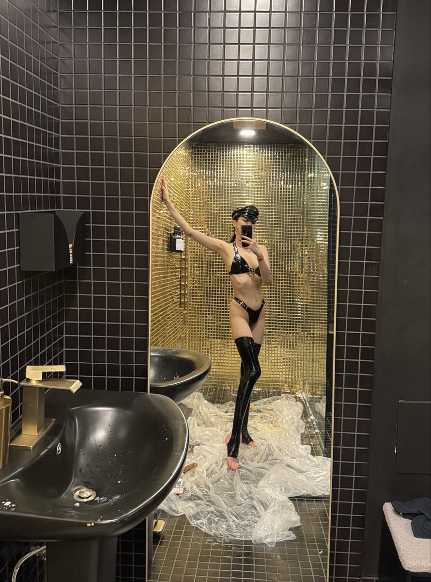 A delightful night of wet and messy desserts, sparkling champagne. That visiting sissy truly made the most of NY 🤭