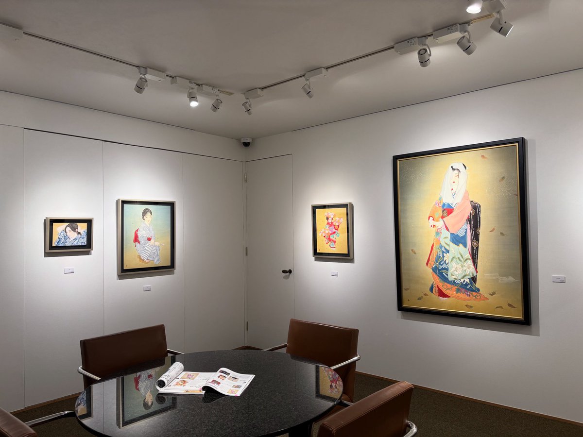 中西麻莉子 個展　-The Garen-

今週の金曜日までの会期となります。
1階の奥の部屋は、彼女が幼い頃から親しんでいる舞踊やお着物の作品を展示しています。
お着物の模様は、四季の花や木に通じており、お着物の時代は今よりも身近に四季を身につけていたのだなぁと感じます。
お見逃しなく