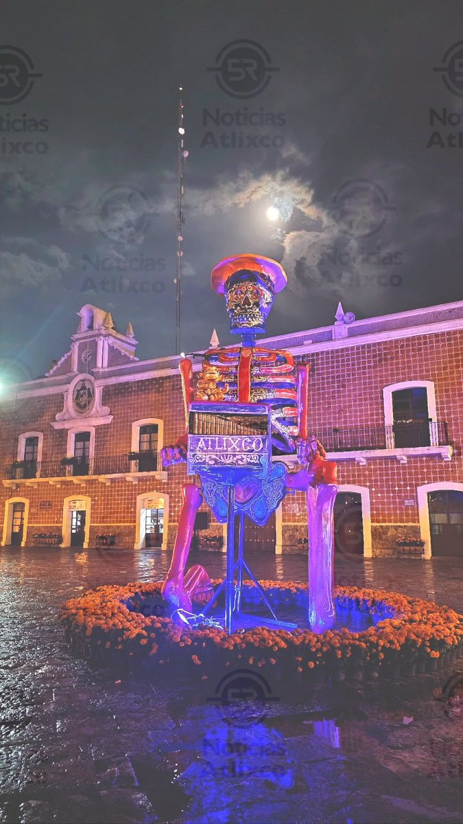 5rNoticiasAtx's tweet photo. 📸 Desde Plaza de Armas en Atlixco
La catrina organillero, parte del #ValleDeCatrinas, rinde homenaje a los oficios que dan vida a nuestra comunidad.
Captura: Fidel Andrade 🎥
💀👞🌼 Tradición, memoria y color en #SolFM
#DíaDeMuertos #Atlixco #CatrinaBolera #FidelAndrade https://t.co/KMQfCltRK6
