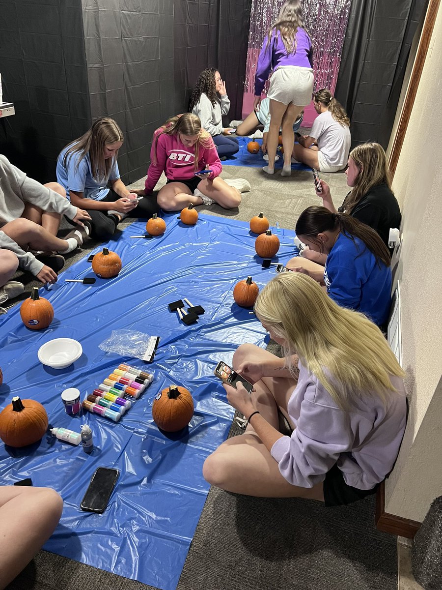 CarsonDuBose's tweet image. After a long week of travel &amp;amp; games against 4 years, we took some time for a team dinner &amp;amp; pumpkin painting 🎃
We are so blessed to be able to do fun things off the field together 💙 
#RollCougs 🐾 #Team44