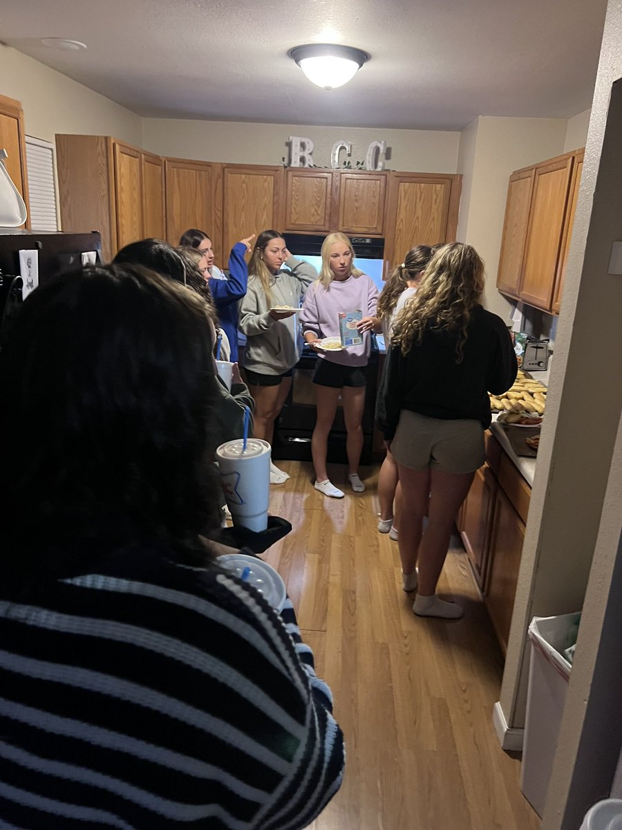 CarsonDuBose's tweet image. After a long week of travel &amp;amp; games against 4 years, we took some time for a team dinner &amp;amp; pumpkin painting 🎃
We are so blessed to be able to do fun things off the field together 💙 
#RollCougs 🐾 #Team44