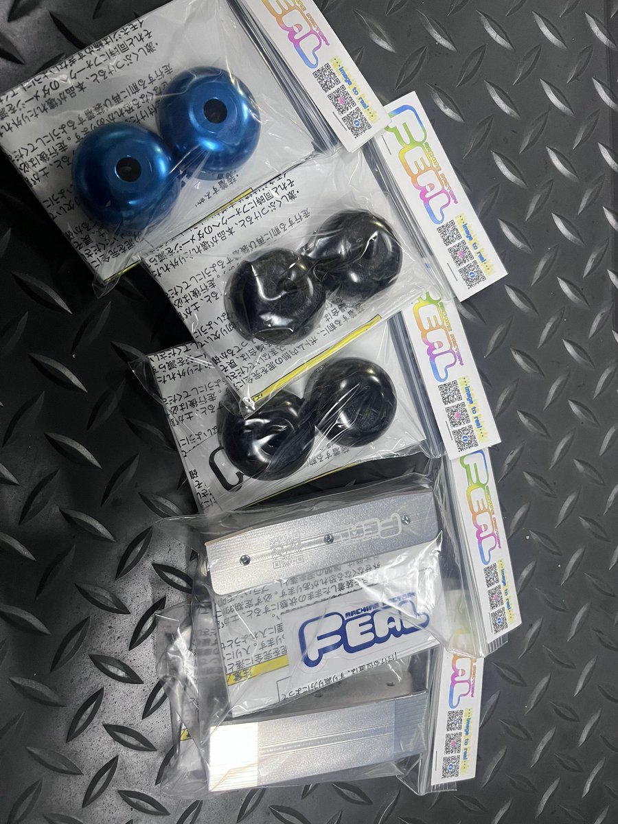 tatsuyaNO9's tweet photo. 今年の新型YZに乗るみんなー。

ガードの準備は万全なのかい。

キラッとしていてとても綺麗🙋

#ティスレーシングチーム
#FEAL https://t.co/C8n8c0Xfct