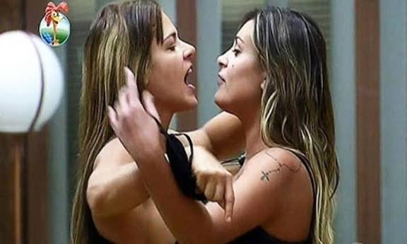 feuqinom's tweet photo. mariana e juliana tão tipo dona furacão da cpi e gatinha miss bumbum #MasterChefBR https://t.co/Xv3QpQXkyT