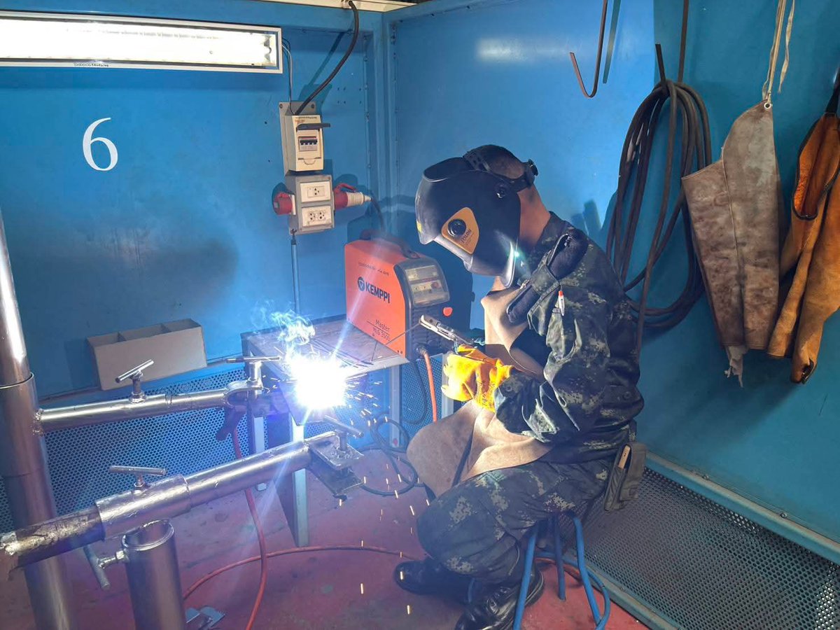 1_DevDiv's tweet image. เมื่อ 7 ต.ค. 68 
พล.พัฒนา 1 ร่วมกับ สถาบันพัฒนาฝีมือแรงงาน 4 ราชบุรี ได้จัดการฝึกอบรมวิชาชีพ ในหลักสูตร &quot;การเชื่อมอาร์กโลหะด้วยมือ ระดับ 1&quot; ระหว่างวันที่ 6 - 8 ต.ค. 68 ให้กับทหารกองประจำการ จำนวน 28 นาย โดยมีอาจารย์ประจำหลักสูตรมาให้ความรู้ ตลอดห้วงระยะเวลาการฝึก