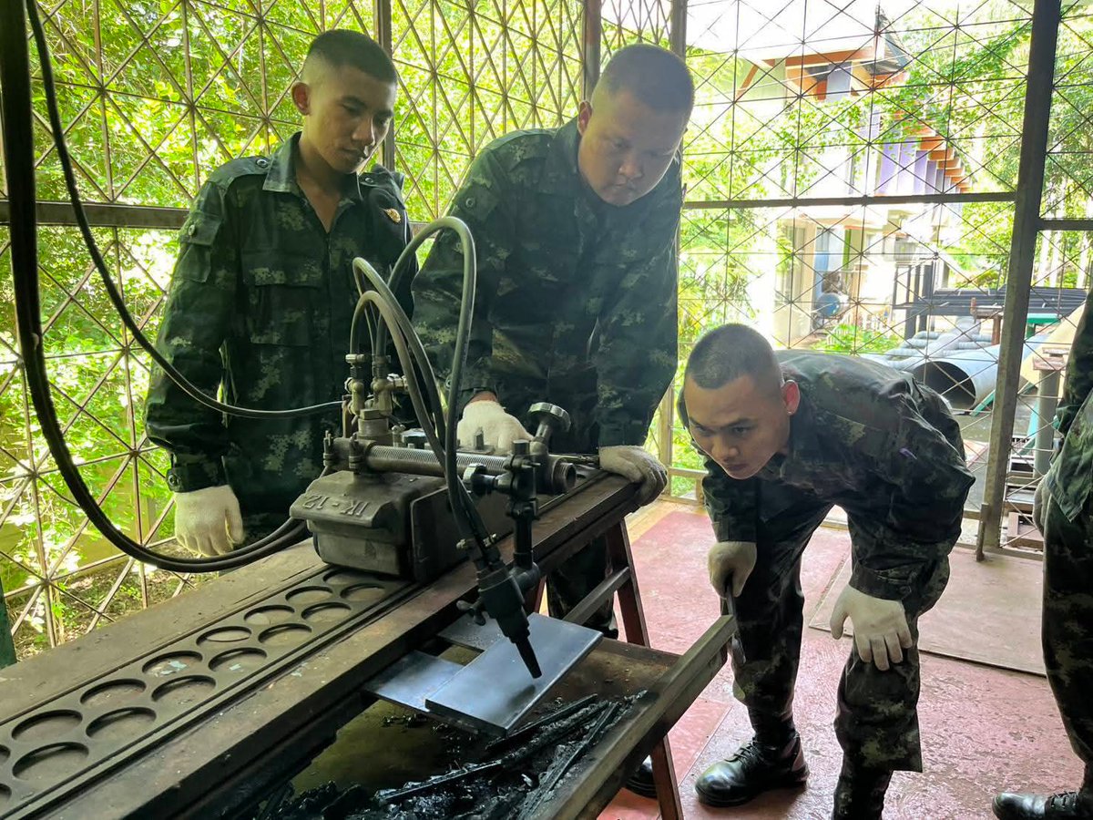 1_DevDiv's tweet image. เมื่อ 7 ต.ค. 68 
พล.พัฒนา 1 ร่วมกับ สถาบันพัฒนาฝีมือแรงงาน 4 ราชบุรี ได้จัดการฝึกอบรมวิชาชีพ ในหลักสูตร &quot;การเชื่อมอาร์กโลหะด้วยมือ ระดับ 1&quot; ระหว่างวันที่ 6 - 8 ต.ค. 68 ให้กับทหารกองประจำการ จำนวน 28 นาย โดยมีอาจารย์ประจำหลักสูตรมาให้ความรู้ ตลอดห้วงระยะเวลาการฝึก