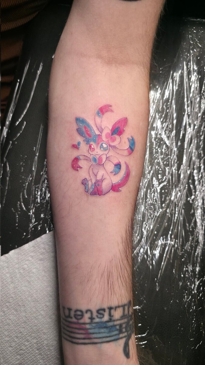 CodeWitchLina's tweet photo. Finally got this dreamy heterochromia Sylveon tattoo, half shiny, half normal 🌸✨ Huge thanks to @Amberlea_draws for letting me bring your art to life 💖 #Sylveon #PokemonTattoo #Trans #ShinySylveon #SylveonTattoo #LGBTQInk #GeekInk #Pokemon #PrideTattoo #TransPride #TranTattoo https://t.co/u6UYhOgD7C
