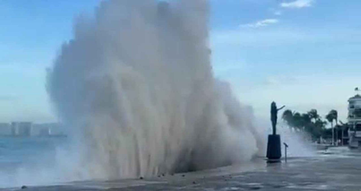 VoxPopuliNoti's tweet image. (VIDEO) Huracán &quot;Priscilla&quot; provoca fuerte oleaje en Puerto Vallarta, Jalisco 

Olas de hasta cuatro metros generadas por el huracán causaron problemas en el malecón de Vallarta

voxpopulinoticias.com.mx/2025/10/se-reg… 

#Huracanpriscilla #PuertoVallarta #Jalisco #Lluvias