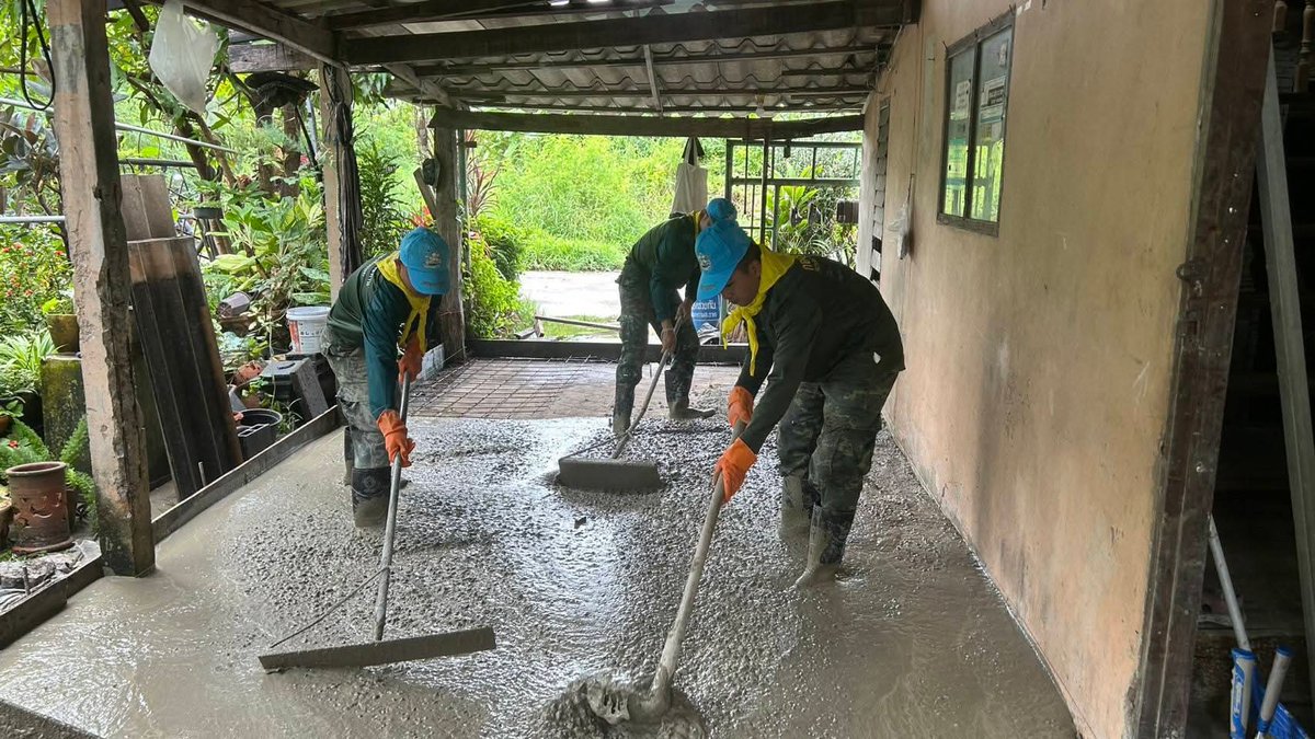 1_DevDiv's tweet image. เมื่อ 7 ต.ค. 68 
(ช.1 พัน.52) จัดกำลังพลชุดช่างจิตอาสา เข้าดำเนินการปรับปรุงซ่อมแซมที่อยู่อาศัยตามโครงการปรับปรุงซ่อมแซมที่อยู่อาศัยให้กับผู้ยากไร้ และด้อยโอกาสในชุมชนแออัดในพื้นที่ กทม. และ 25 จังหวัดภาคกลาง ให้กับ นางดีอ๊ะ  แซะบีดัง ณ แขวงประเวศ เขตประเวศ กทม.