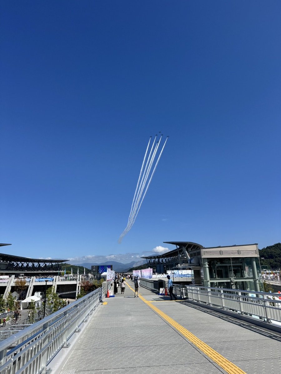 sunmonitor_jp's tweet photo. 今日は、『わたSHIGA輝く国スポ』総合閉会式で、ブルーインパルスが感動のフィナーレを飾りました！

#国スポ
#閉会式
#ブルーインパルス https://t.co/HcvKHKKZvy