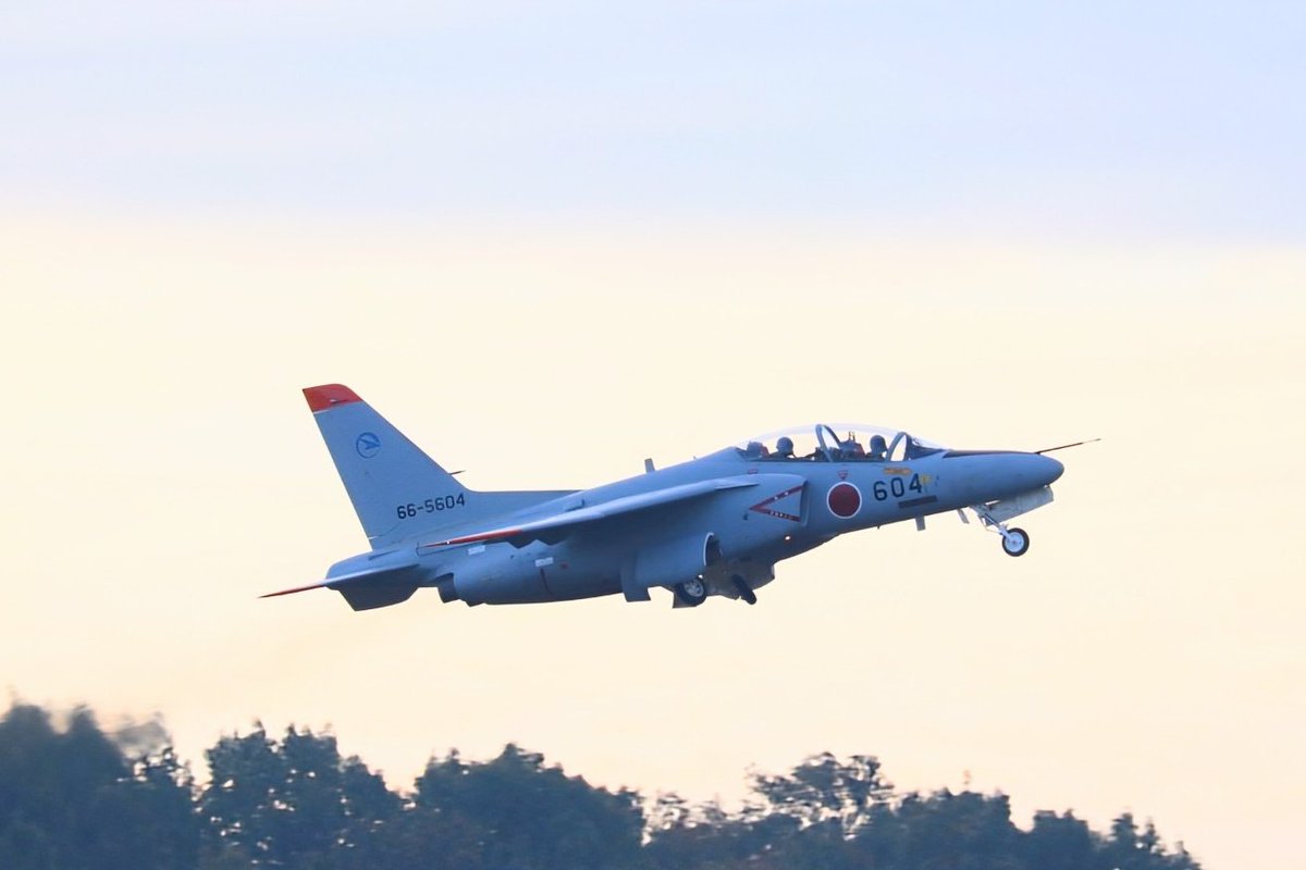 岐阜基地航空祭2025まで…あと4日！
1日1日が長く感じる今日この頃…w

AM7:30 淡い朝焼けの中、天候偵察へ向かったT-4✨
(写真は2024年の航空祭より)
2024.11.17

#航空自衛隊岐阜基地航空祭2025
#航空自衛隊岐阜基地
#飛行開発実験団
#飛実団部隊創設70周年
#航空自衛隊
#JASDF
#jasdf
#T4
#t4