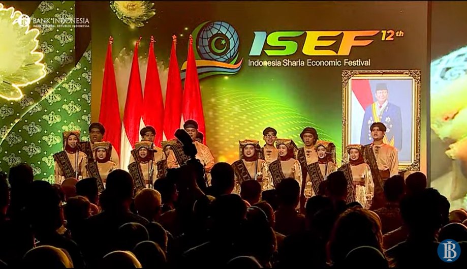 DewiSulistiawty's tweet photo. Aku nonton pembukaan ISEF 2025 via YouTube nih. Keren dan megah beut acaranya 😍
Ini pas lagi nyanyiin lagu Indonesia Raya  

@isefindonesia
@bank_indonesia
#ISEF2025 #EkonomiSyariah #HalalLifestyle https://t.co/gdCymBt1jh