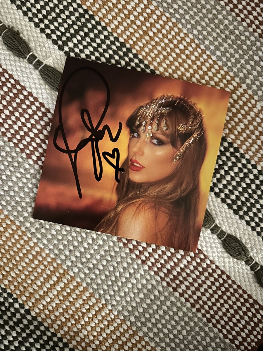 I’m literally obsessed with how she signed mine + her heart omg