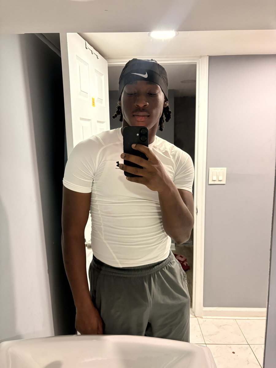 TheGuyC10's tweet photo. Quick appearance rq https://t.co/n3EUix6Pri