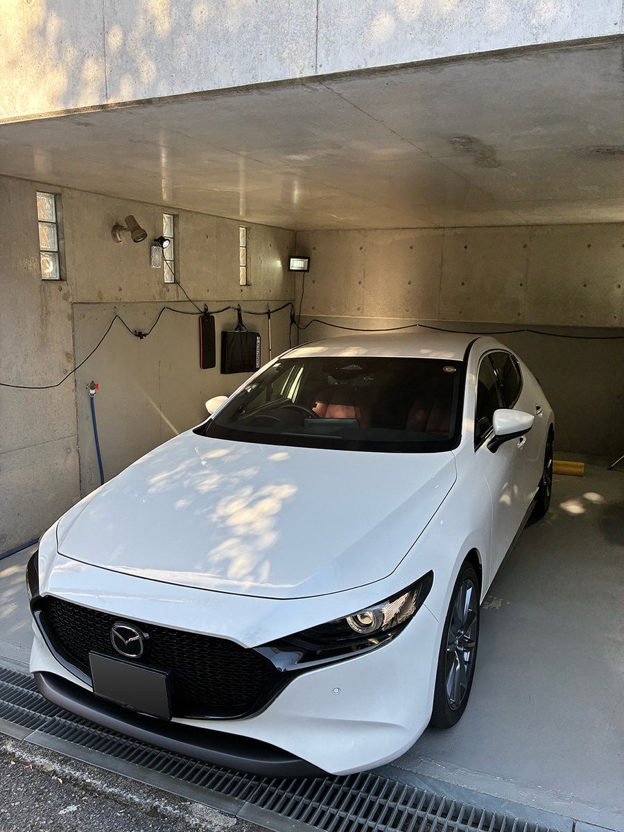 CC_life_after60's tweet photo. ワックスコーティングが効いているので洗車が楽です。
水で流して拭きあげただけ、スイスバックスのシールドの効果は1年
#SWISSVAX #スイスバックス #ワックスコーティグ #MAZDA3 #MAZDA3FASTBACK https://t.co/qinAaENLpb