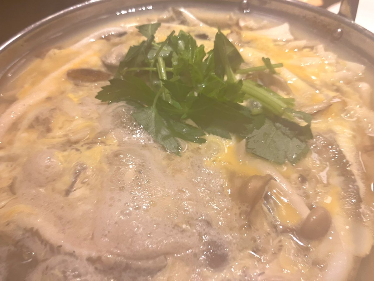 EGsaiyo_02's tweet photo. 昨日は所属する部署の食事会でした🍽️
多分私押し寿司食べたの初めてかも…🤔💭　美味…🤤
鍋料理もお出汁が美味しすぎてずっと飲んでいたかった…🥹（蒸気でレンズ曇った😶‍🌫️）

プライベートなこともたくさんお話できて楽しい時間でした！
次回はカラオケ大会で獲得した1.5倍🎤✨

#食事会 #押し寿司 https://t.co/sQAzZlKt2U