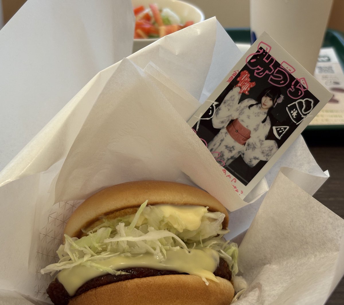LUCH1187's tweet image. 期間限定MOSBURGER
メンチカツチーズバーガー🍔🏆
キスエクせなちゃんといただきモス
#キスエク
@momose_sena