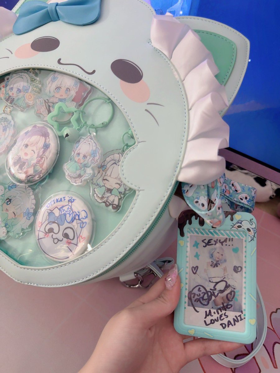 danisaurzzz's tweet image. 👻 my hands hurt from trying to pin everything correctly but im finally happy w my mintobag :3 (yall dont understand how long i spent on this…)
#MintFantome #brimerch