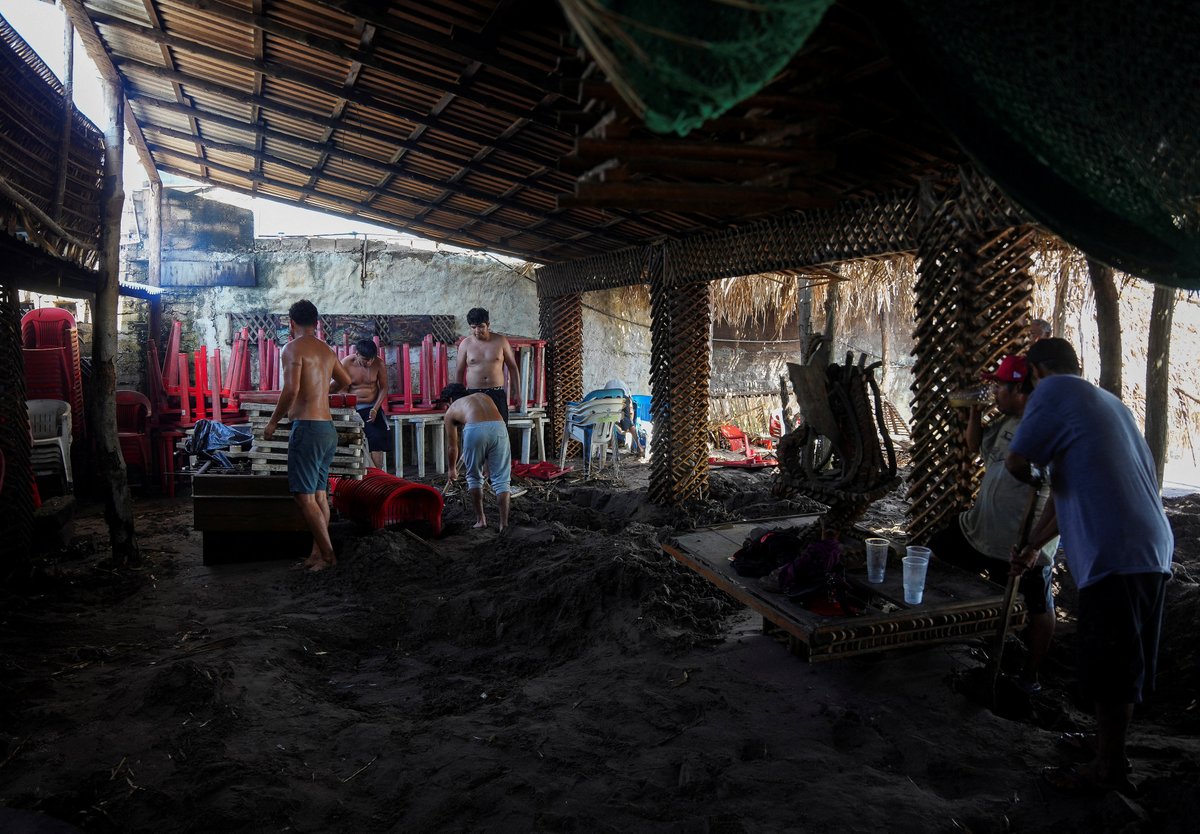 Excelsior's tweet image. La marea inesperada sorprendió a habitantes y turistas en Playa El Borrego, San Blas.
El fenómeno, provocado por el huracán #Priscilla, causó inundaciones parciales en zonas cercanas. 🌀 

📸: Reuters 

#HuracánPriscilla #SanBlas #Nayarit #Clima