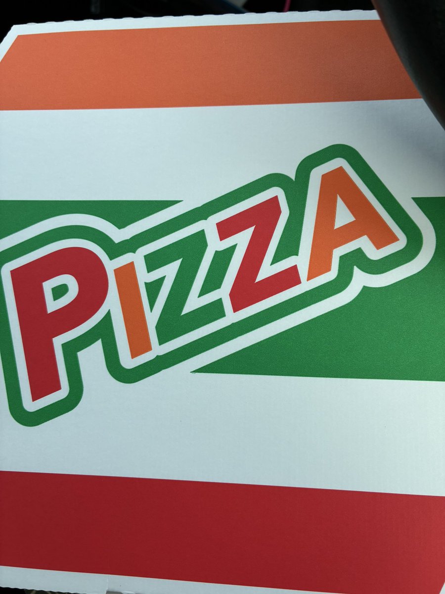 セブンイレブンのピザ。マルゲリータ。
めちゃくちゃおいしい🍕