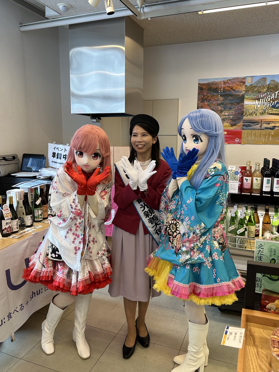 SandM_mai's tweet photo. @suandmai 開店前に、気合いの３ショット！　「SAKE!　咲け」ポーズ💖 https://t.co/8ArvOSAeXf