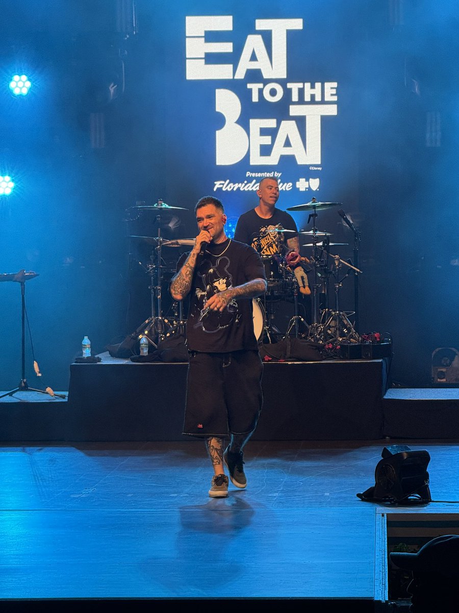 SteveSievers's tweet image. 🤘❤️🤘 @newfoundglory live at #Epcot