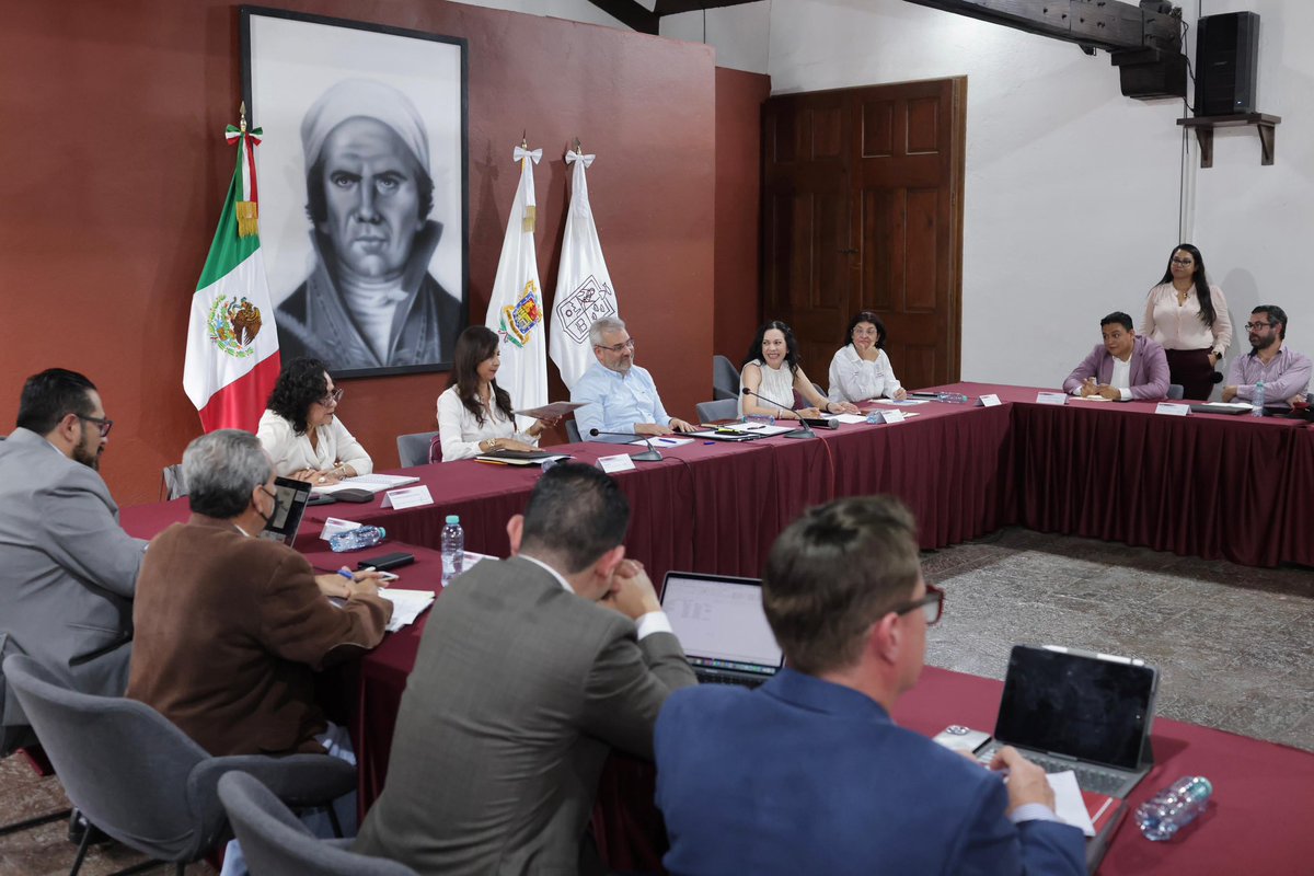 👉🏻En reunión con el gobernador <a href="/ARBedolla/">Alfredo Ramírez Bedolla</a>, revisamos los avances y definimos las acciones estratégicas para el cierre de este año y el 2026. Junto al equipo del IEMSySEM y la SEE, dirigida por <a href="/GabyMolinaMX/">Gaby Molina Aguilar</a>, reafirmamos nuestro compromiso con educación. #MichoacánEsMejor