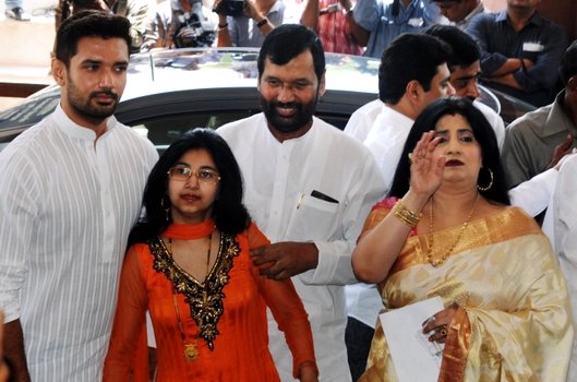 ShrutiSanjana1's tweet photo. आपके पिता एक बहुत अच्छे इंसान थे,
वे आज भी हमारी यादों में जिंदा है,
उनकी पुण्यतिथि पर हम उन्हें याद करते है 🙏
ईश्वर से प्रार्थना है कि दिव्य आत्मा शान्ति प्रदान करे 🙏
और उनका आशीर्वाद सदैव आप पर बना रहे।
@iChiragPaswan @LJP4India https://t.co/ABwlRehDGP