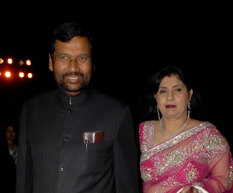 ShrutiSanjana1's tweet photo. आपके पिता एक बहुत अच्छे इंसान थे,
वे आज भी हमारी यादों में जिंदा है,
उनकी पुण्यतिथि पर हम उन्हें याद करते है 🙏
ईश्वर से प्रार्थना है कि दिव्य आत्मा शान्ति प्रदान करे 🙏
और उनका आशीर्वाद सदैव आप पर बना रहे।
@iChiragPaswan @LJP4India https://t.co/ABwlRehDGP