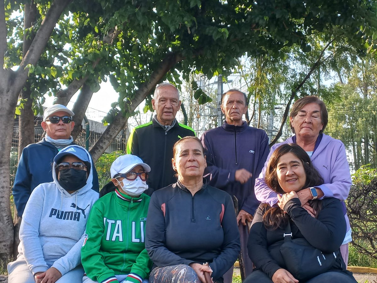 Somos un grupo de vecinos que cuidamos y disfrutamos diariamente del parque. Nos juntamos para unir esfuerzos y trabajar juntos para mantener este parque vivo.