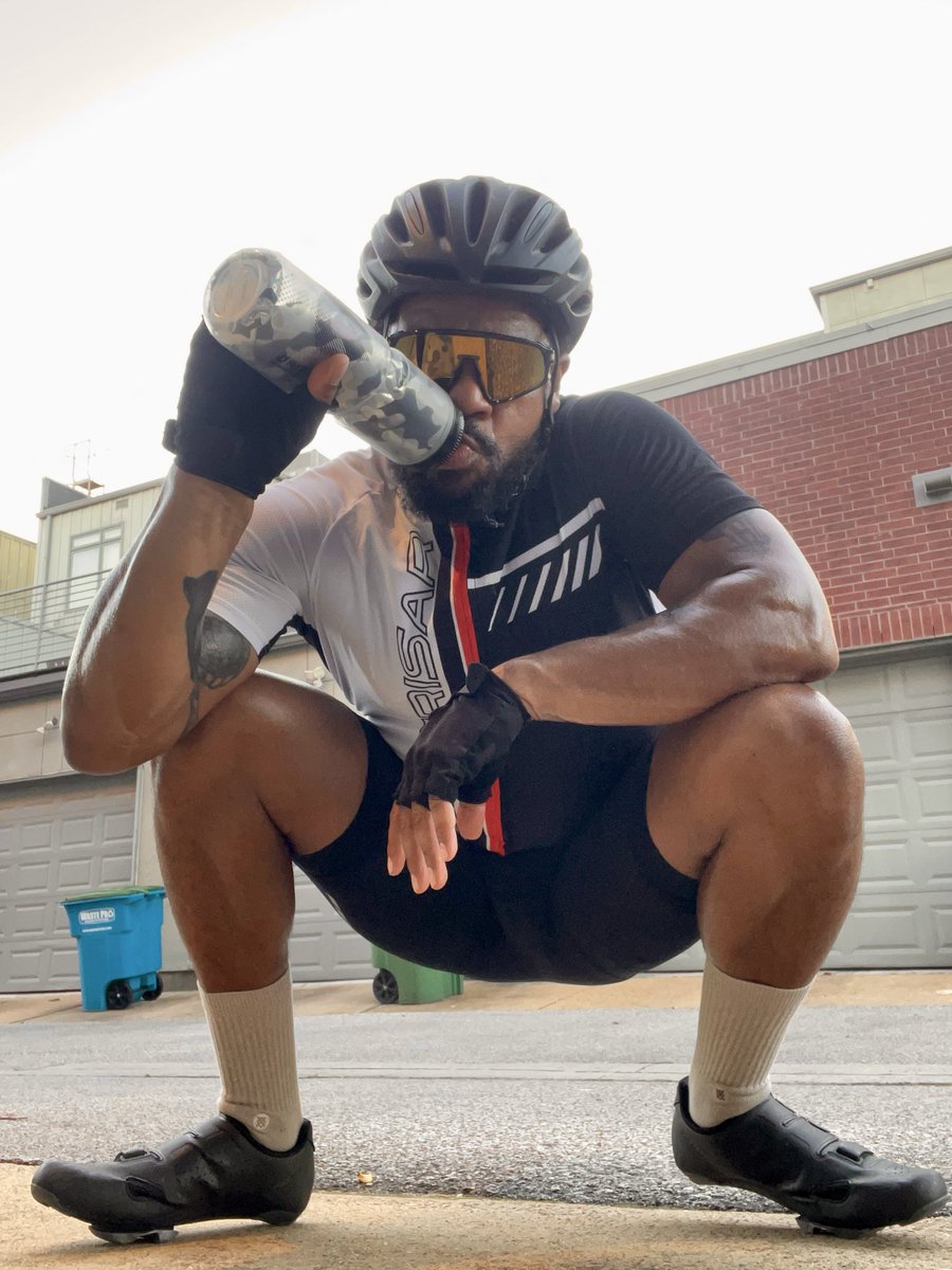 DavinClemons's tweet photo. Knocked out a quick 20-piece tonight to wrap up my two-a-day grind 🏋️‍♀️ — it wasn’t easy, but I got it done! The streets were packed with folks getting after it, and I love it! 
#IamUnleashed #SouthMemphis #TourDeMemphis #VictoryBikeGallery #HealthIsWealth https://t.co/0SHmtoK5BS