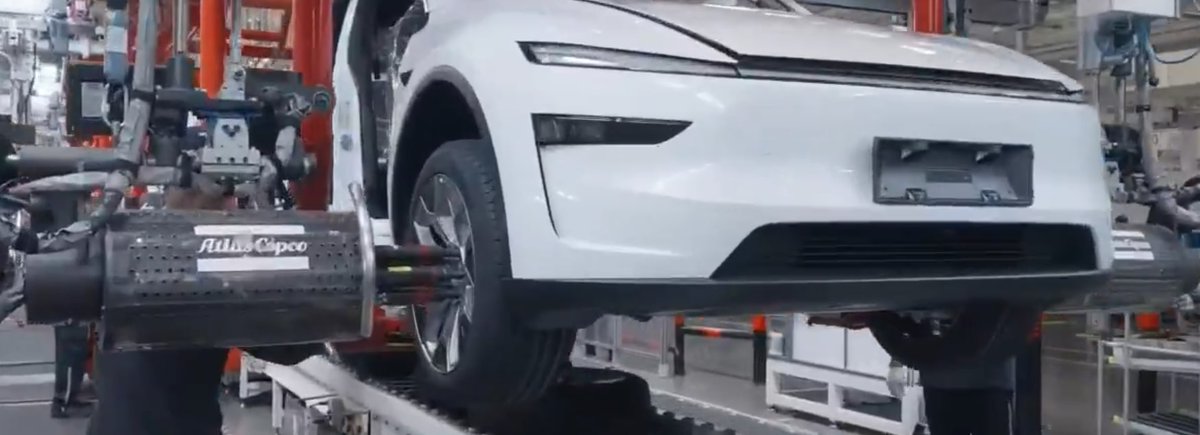 nextbigfuture's tweet photo. Compared the steps to prior videos of Tesla factories. There are more robots and faster part movement and higher density of operations to get from 8-10 hour to build a car down to 2.5 hours.

@RandyWKirk1 @WR4NYGov @herbertong @CernBasher https://t.co/5gM65qfWXd