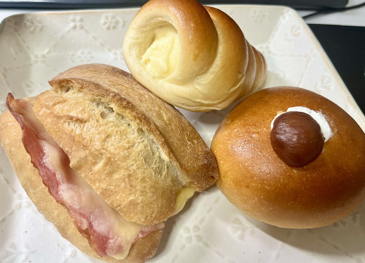 神奈川県開成町

やきたてパンの店”ラシーヌ RACINES”さん

季節限定 "マロン🌰ホイップ"😋

“チャバタ ベーコンチーズサンド” 😋

＆ "ホワイトチョココロネ” 😋

ごちそうさまです🍀

#開成町 #開成町ランチ #開成町パン屋 #ラシーヌ #RACINES #地域内経済循環
