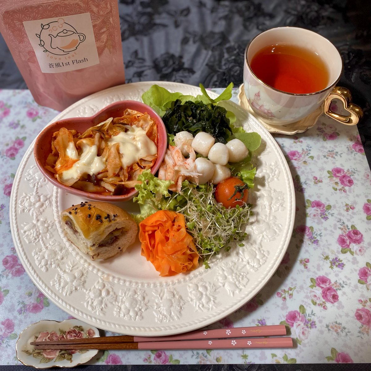 お昼ごはん
🫖蒼風1stFlash(Love leaf)
🥗海鮮 🍲チーズダッカルビ風
🥯芋あんバター(maru dining)

とばりんから貰ったお茶飲み切り🙏🏻最近旦那に作ってる無水鍋。調味料はコチュジャン+醤油+ゴマ油。野菜から出る水分で作れてレンジで完結👏最後はチーズON🧀
#木漏れ日のお茶会 #茶好連 #おうちごはん