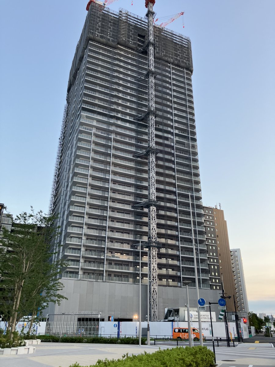 Mid_observatory's tweet image. 秋葉原にモスク（写真左）が建てられることに一部の方が反発していますが、私は「問題ない」と思います。礼拝に来るのは日本に住んで働いて税金を納めているイスラム教徒の方でしょうから。むしろ問題は、日本に住まない外国人投資家のため次々と建てられているマンション。晴海フラッグのような。
