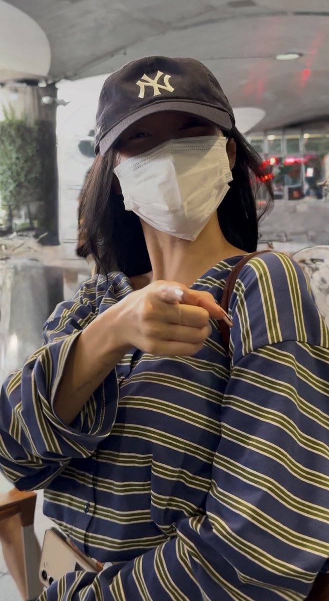 no context hwasa tweet media